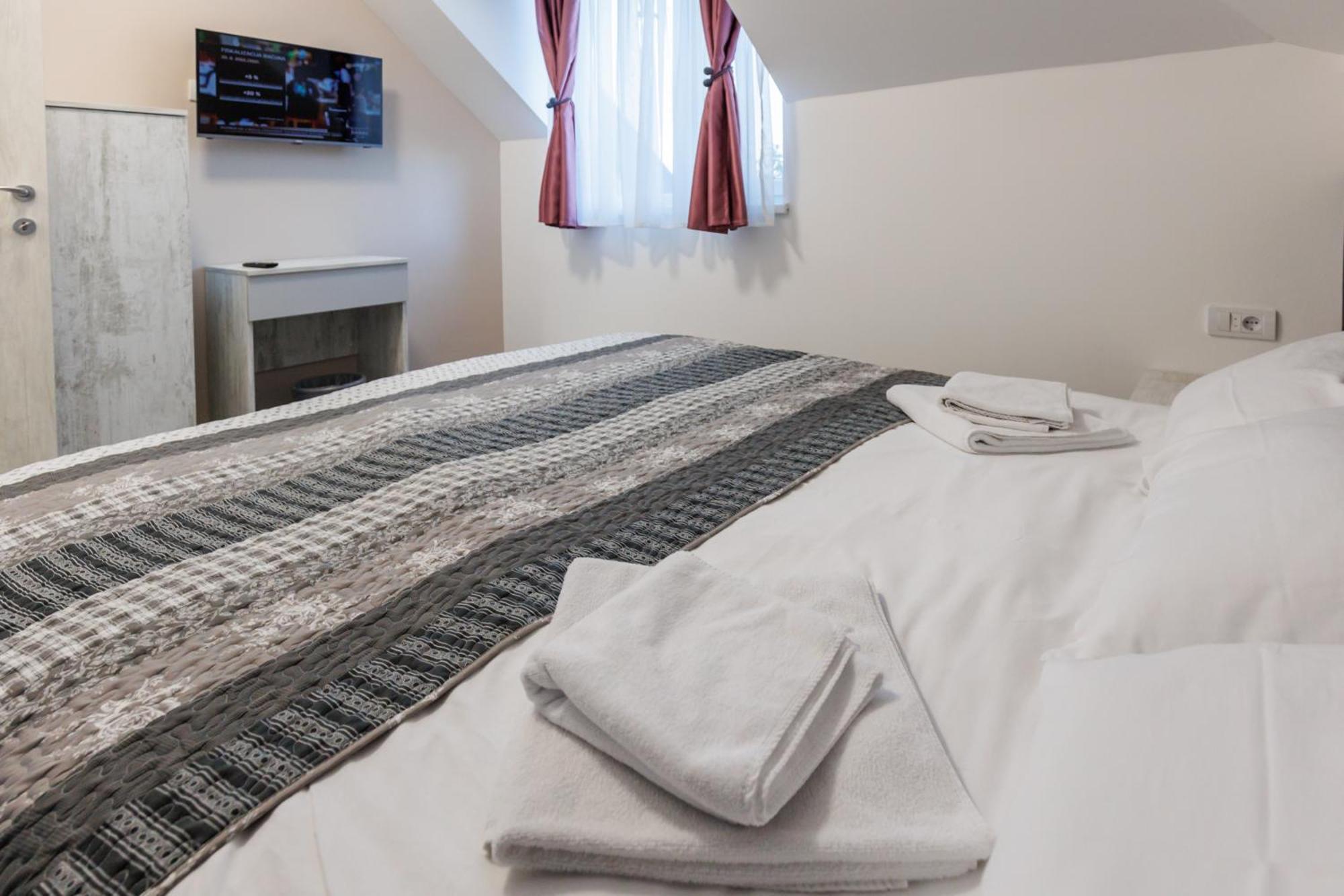 Navigator Hotell Palić Exteriör bild